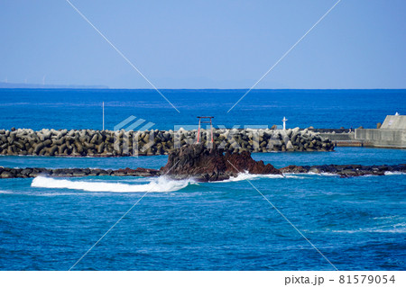 晴れ渡った日本海、海の中の赤い鳥居さん(旧羽合町のハワイ海水浴場) 晴れ渡った日本海、海の中の赤い鳥居さん(旧羽合町のハワイ海水浴場) 81579054