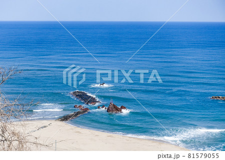晴れ渡った日本海、海の中の赤い鳥居さん（旧羽合町のハワイ海水浴場）　 81579055
