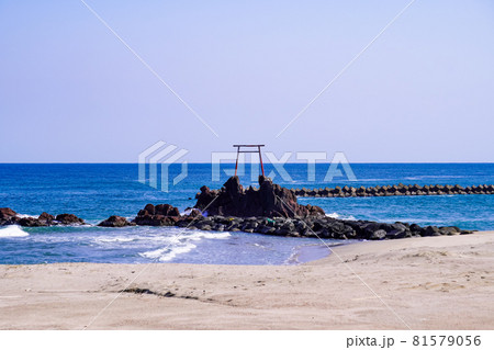 晴れ渡った日本海、海の中の赤い鳥居さん（旧羽合町のハワイ海水浴場）　 81579056