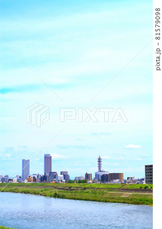 岐阜市、長良川と岐阜駅超前高層ビル郡の風景 81579098