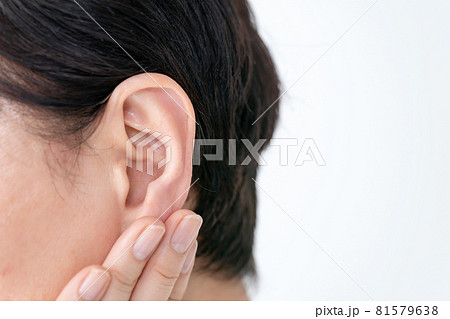 シニア女性　耳 81579638