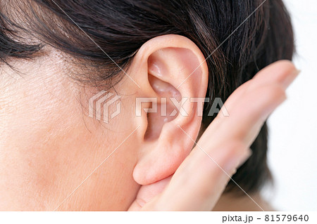 シニア女性　耳 81579640