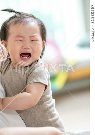 子供 石 幼児 81580267
