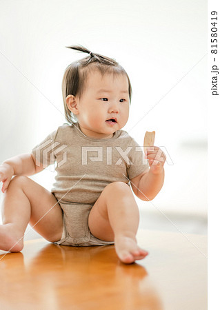 赤ちゃん 子供 幼児 81580419
