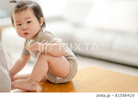 赤ちゃん 子供 幼児 81580420