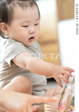 赤ちゃん 子供 幼児 81580476