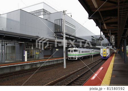 新函館北斗駅に停車中の特急北斗・キハ40 新函館北斗駅に停車中の特急北斗・キハ40 81580592