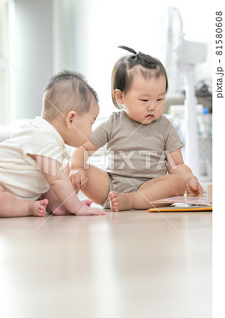 赤ちゃん 子供 幼児 81580608