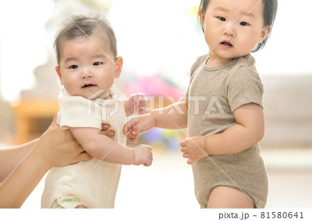赤ちゃん 子供 幼児 81580641