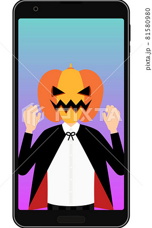 スマホでオンラインハロウィンパーティをするジャックオランタンの仮装をした男の子 81580980