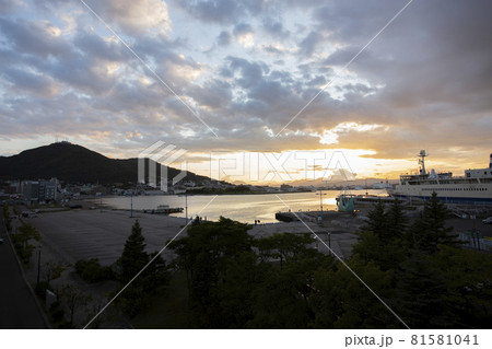 函館市ともえ大橋から見る秋の夕陽シリーズ2021 函館市ともえ大橋から見る秋の夕陽シリーズ2021 81581041