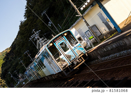 【山陰海岸ジオライナー】鎧駅を通過する快速列車 81581068