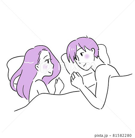 ベッドで幸せそうに見つめ合う男女 81582280