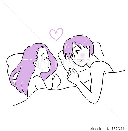 ベッドで幸せそうに寝ている女性の寝顔を見つめる男性 81582341