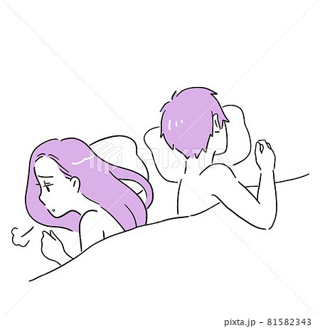 ベッドで不満げに溜息を吐く女性　背中を向けて寝る 81582343