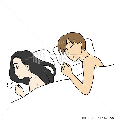 ベッドで不満げに溜息を吐く女性 背中を向けて寝る ベッドで不満げに溜息を吐く女性 背中を向けて寝る 81582350