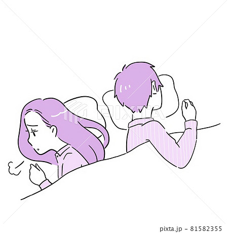 ベッドで不満げに溜息を吐く女性　セックスレス　背中を向けて寝る 81582355