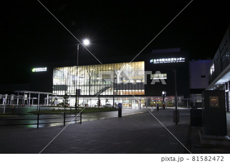 北海道新幹線　新函館北斗駅にて（南口駅舎／深夜） 81582472