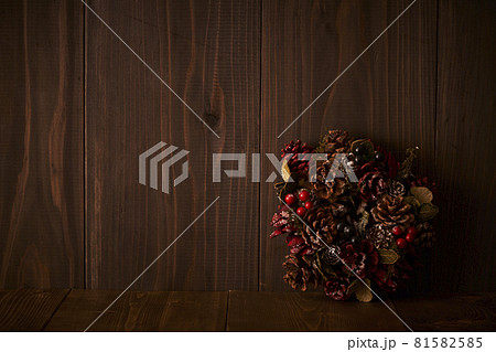 板壁に立てかけられたクリスマスリース 板壁に立てかけられたクリスマスリース 81582585
