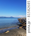 キレイな空と海と岩場 81582685