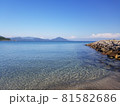 静かな海と山々 81582686