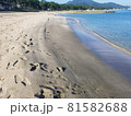 足跡のついた砂浜と海 81582688
