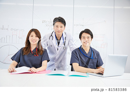 医療　ドクター　医大生　理系　理数系　医学部　研究室　大学　授業　学校 81583386