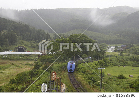 工事中の北海道新幹線渡島トンネルと特急北斗（2021年7月） 81583890