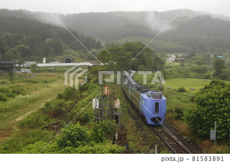 工事中の北海道新幹線渡島トンネルと特急北斗（2021年7月） 81583891