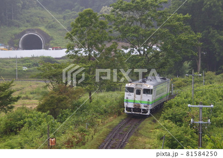 工事中の北海道新幹線渡島トンネルと函館本線キハ40(2021年7月) 工事中の北海道新幹線渡島トンネルと函館本線キハ40(2021年7月) 81584250