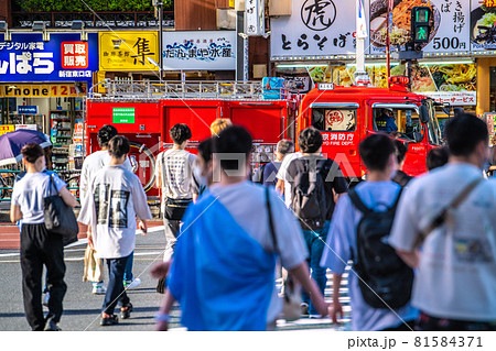 日本の東京都市景観 5534人過去2番目。全国2万5156人最多…歌舞伎町に出動した消防車…＝19日 81584371