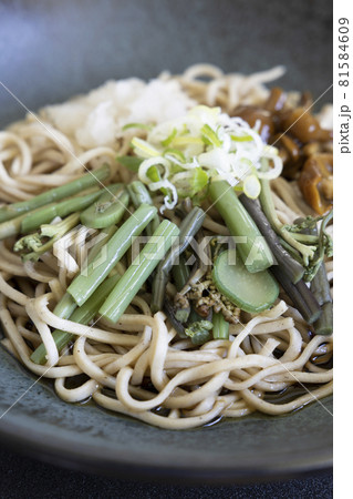 美味しい冷やし山菜おろし蕎麦 美味しい冷やし山菜おろし蕎麦 81584609