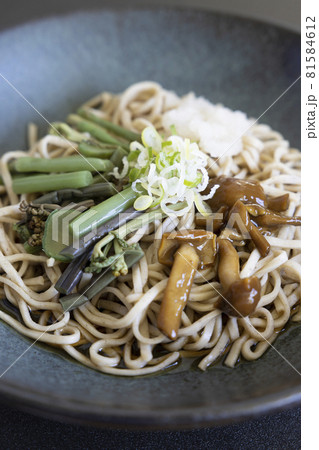 美味しい冷し山菜おろし蕎麦 81584612