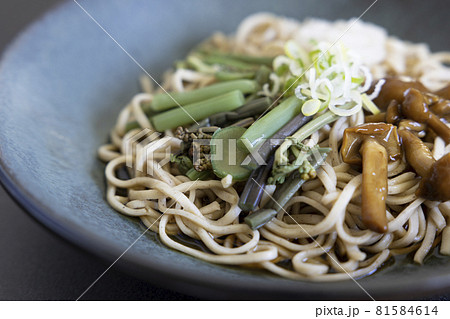 美味しい冷やし山菜おろし蕎麦 美味しい冷やし山菜おろし蕎麦 81584614