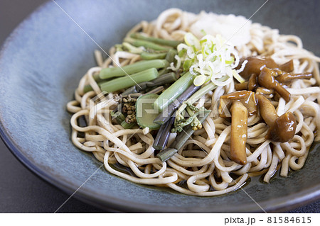 美味しい冷し山菜おろし蕎麦 81584615