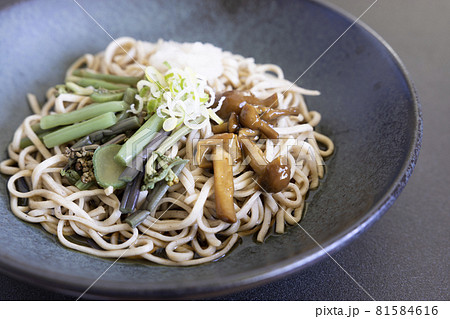 美味しい冷し山菜おろし蕎麦 美味しい冷し山菜おろし蕎麦 81584616