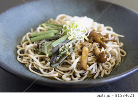 美味しい冷し山菜おろし蕎麦 美味しい冷し山菜おろし蕎麦 81584621