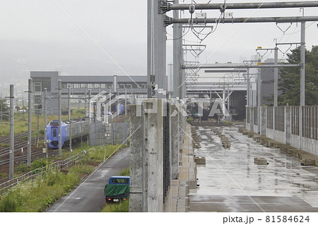 新函館北斗駅北の北海道新幹線札幌延伸工事と特急北斗（2021年7月） 81584624