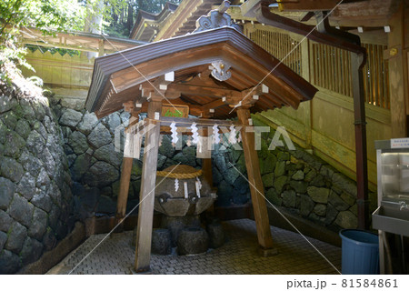 狭井神社　薬井戸　奈良県桜井市　大神神社摂社 81584861