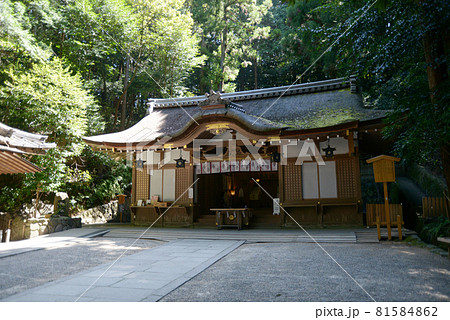 狭井神社　拝殿　奈良県桜井市　大神神社摂社 81584862