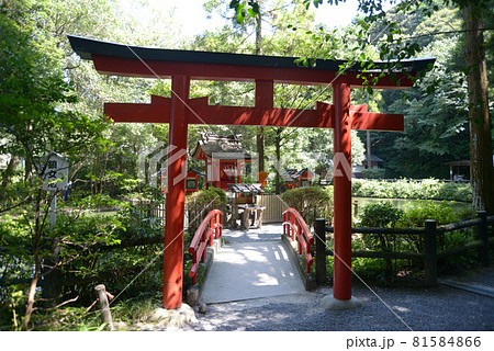 狭井神社　鎮女池の祠　奈良県桜井市　大神神社摂社 81584866