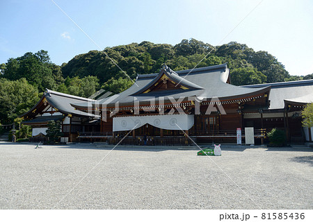 大神神社 祈祷殿と三輪山 奈良県桜井市 大神神社 祈祷殿と三輪山 奈良県桜井市 81585436