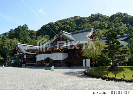 大神神社 祈祷殿と三輪山 奈良県桜井市 大神神社 祈祷殿と三輪山 奈良県桜井市 81585437