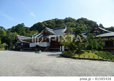 大神神社 祈祷殿・参集殿と三輪山 奈良県桜井市 大神神社 祈祷殿・参集殿と三輪山 奈良県桜井市 81585438