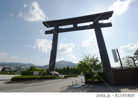 大神神社 大鳥居と三輪山 奈良県桜井市 大神神社 大鳥居と三輪山 奈良県桜井市 81585800