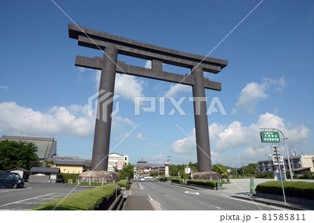 大神神社　大鳥居　奈良県桜井市 81585811