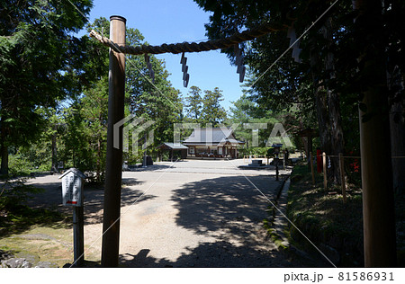 桧原神社 南の縄鳥居から境内を望む 奈良県桜井市 桧原神社 南の縄鳥居から境内を望む 奈良県桜井市 81586931