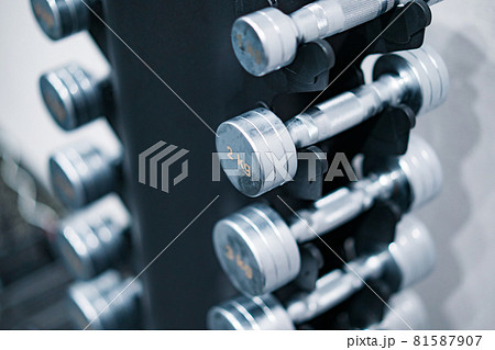トレーニングジムに置いてある器具のクローズアップ トレーニングジムに置いてある器具のクローズアップ 81587907