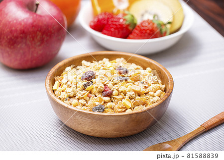 フルーツグラノーラ　朝食イメージ　健康食品　シリアル食品　イメージ素材 81588839