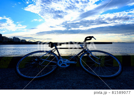 兵庫県芦屋市の芦屋浜の夜明け。休憩中のロードバイクと明け方の空 81589077